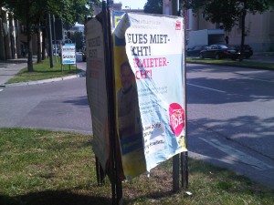 Das Überkleben von Plakaten der politischen Mitbewerber ist ein Mittel die Zahl der Plakatständer einzudämmen