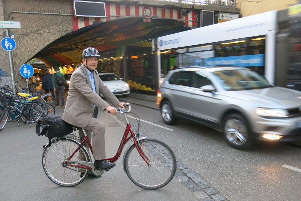 Radfahrer gucken in die Röhre